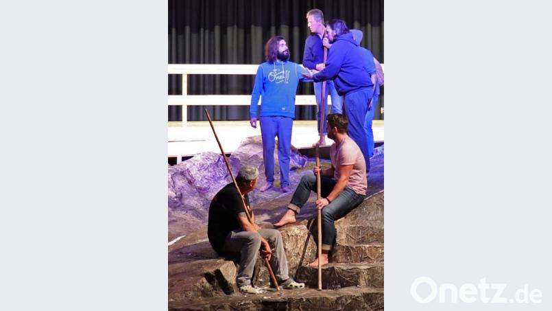 Das Verhältnis zwischen Jesus (Julian Mühlmeier) und Judas (Bernhard Neumann), mittlere Reihe von links ist diesmal ein anderes als in den Darstellungen zuvor. Bild: Mirko Streich/exb