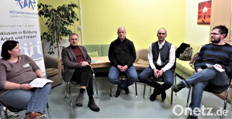 Christina Ponader (links) und Rainer Sladky (rechts) moderierten die Podiumsdiskussion mit den Landratskandidaten Roland Grillmeier, Thomas Döhler und Ely Eibisch (von links). Bild: ubb