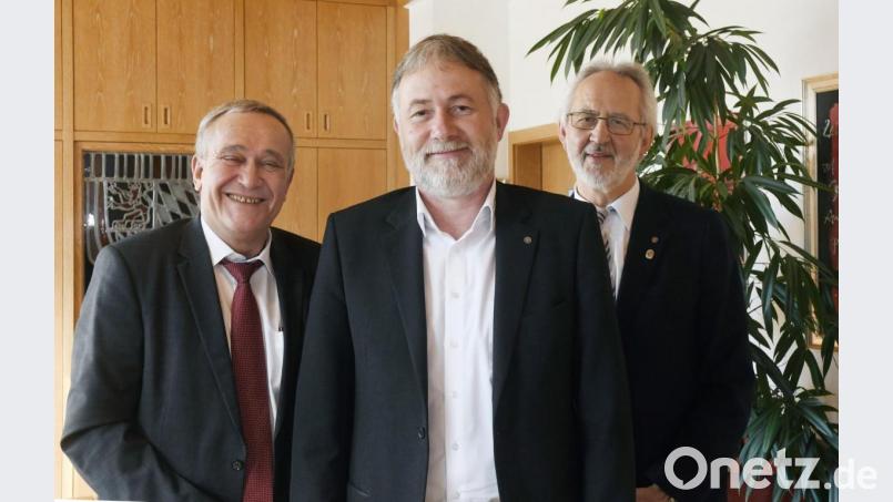 Ulrich Härtl, bisher BBV-Kreisgeschäftsführer in Tirschenreuth, führt als Nachfolger von Hans Winter (rechts) ab 1. März auch den Kreisverband Weiden-Neustadt/WN. Oberbürgermeister Kurt Seggewiß (links) dankt den Geschäftsführern für die stets partnerschaftliche Zusammenabeit. Bild: Gabi Schönberger