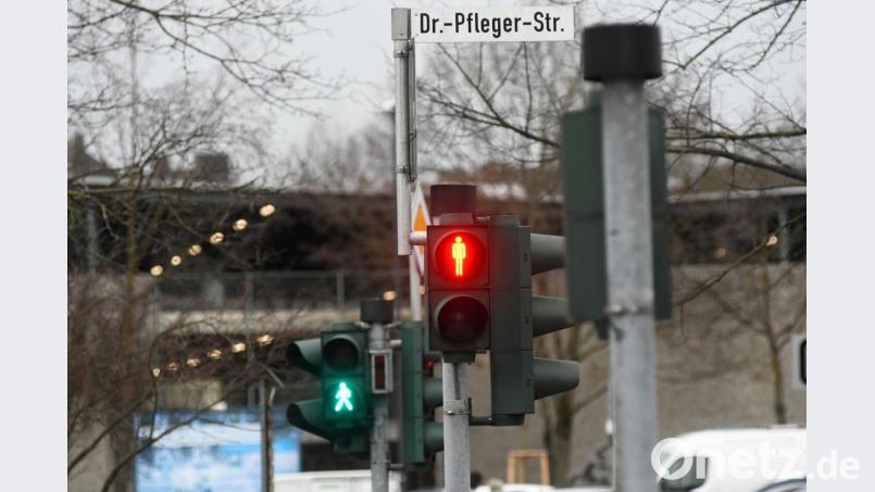 Wer an der Dr.-Pfleger-Straße vom Neuen Rathaus in Richtung Großparkplatz die Straße als Fußgänger queren will, stellt fest, dass die Fußgängerampeln unterschiedlich geschalten sind. Das scheint ungewöhnlich, ist aber volle Absicht. Bild: Gabi Schönberger