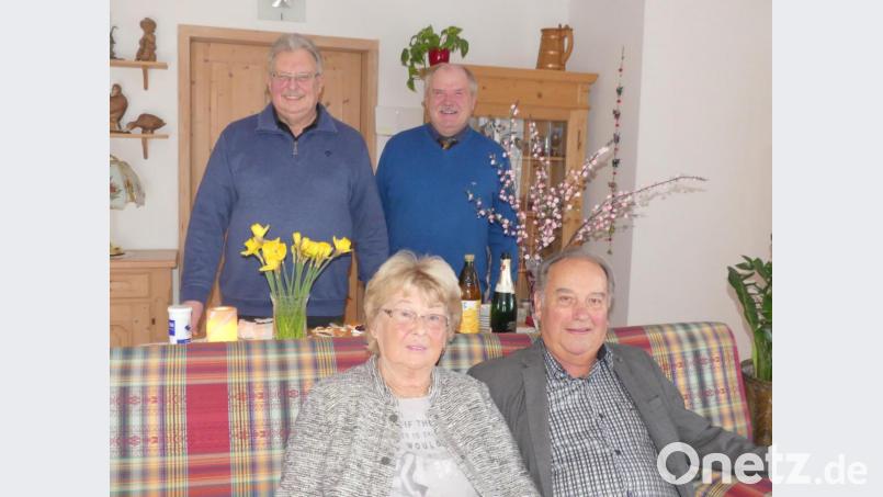 Rege Gespräche führt der ehemalige Unternehmer Gunter Dürr (vorne, mit Frau Uschi) mit Bürgermeister Peter Lehr und Seniorenbeauftragten Udo Müller (hinten, von links), die ihm zum 80. Geburtstag gratulieren.. Bild: rn