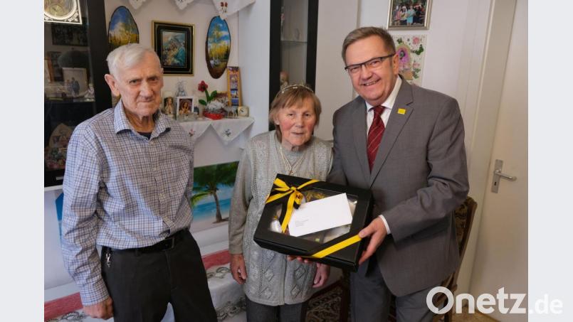 Bürgermeister Martin Preuß beschenkt Pavel und Marcelina Wenz zum 60. Hochzeitstag. Glückwünsche kamen auch vom Ministerpräsidenten. Bild: usc