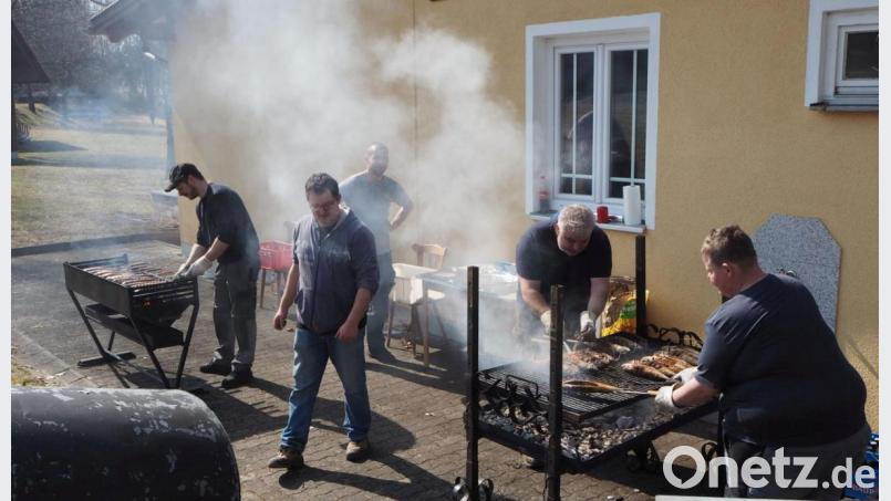 Am Aschermittwoch steigt beim Grillen der Fische weißer Rauch auf. Bild: gz
