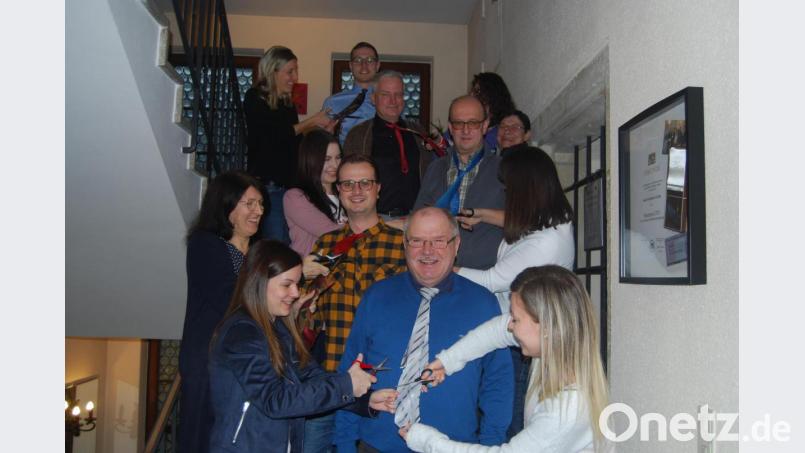 Bürgermeister & Co fügen sich an Weiberfasching der Übermacht der VG-Mitarbeiterinnen. Bild: rn