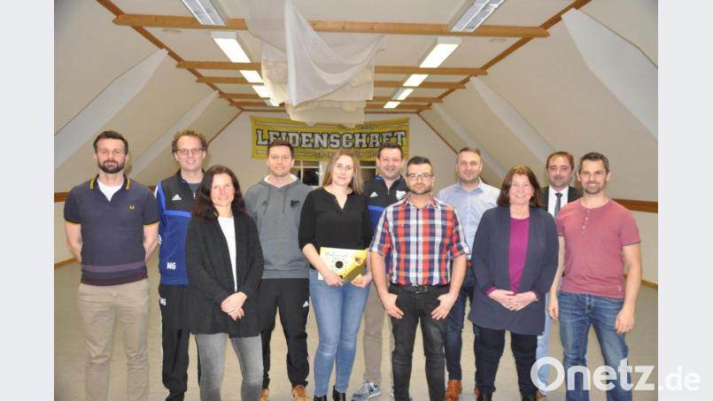 SV-Vorsitzender Wolfgang Groß (Zweiter von rechts) hofft, dass zu den 30 Jahren Mitgliedschaft der Jubilare noch viele mehr dazukommen. Bild: ak