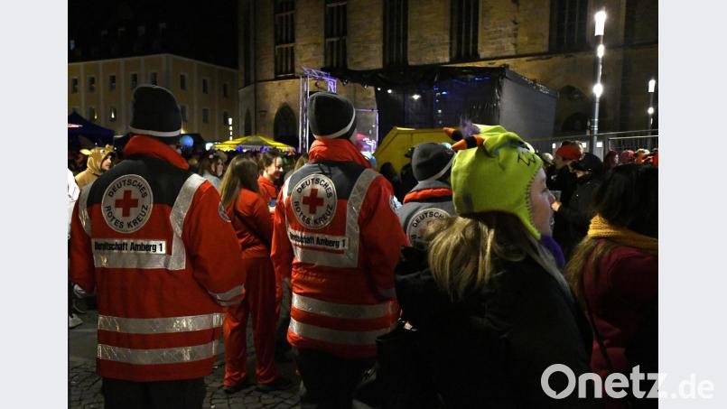 Sie versorgen Schnittverletzungen und Partygänger, die zu viel getrunken haben: Die freiwilligen Sanitäter des BRK. Bild: Petra Hartl