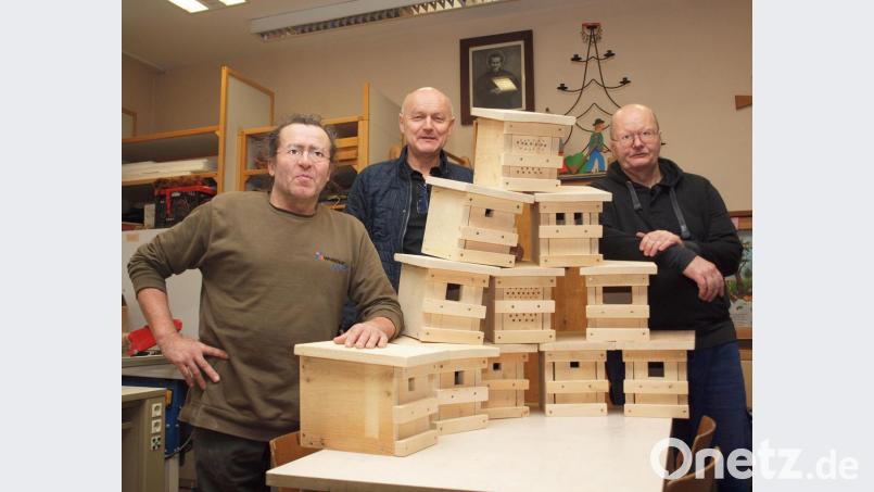 Unter Anleitung von Robert Aufleger (links) bauten Mitarbeiter des Werkhofs wie Wojciech Böhm (rechts) im Werkraum des Klosters über 30 Nistkastensysteme. Jürgen Zach (Mitte), Verwaltungsleiter des Klosters, freut sich auf weitere gute Zusammenarbeit. Das Nistkastensystem soll künftig auch im Klosterladen zu bekommen sein. Bild: sön