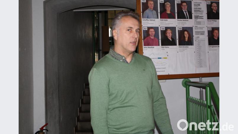 Als Spitzenkandidat der Bürgerliste 'Neustadt braucht Zukunft zieht Helmut Schäffler beim Bürgergespräch eine politische Bilanz der zu Ende gehenden Stadtrats-Wahlperiode. Bild: bjp