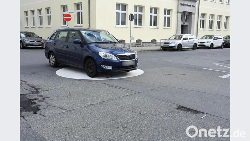 Ein Kuriosum: Ein weißer Kreis, der vom Verkehr nicht umfahren werden will. Er liegt an der Kreuzung Asyl-/Herrmannstraße. Bild: Gabi Schönberger