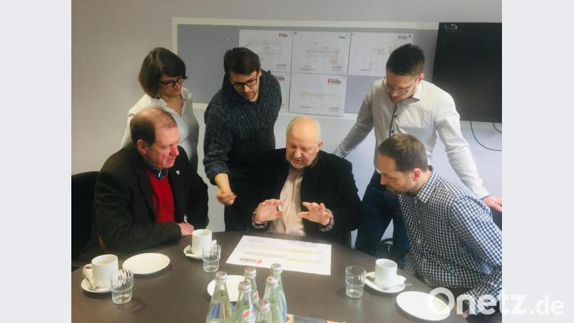 Die WGW (Wahlgemeinschaft Weigendorf) vor Ort: Projektleiter Siegfried Kühn (Mitte) stellt die Pläne vor und diskutiert mit 2. Bürgermeister Fabian Bräutigam (links), Gemeinderat Thomas Dotzler (Bauausschuss) und den jungen WGW-Gemeindratskandidaten Melanie und Oliver Schmidt und Simon Ertel Details. Bild: glb