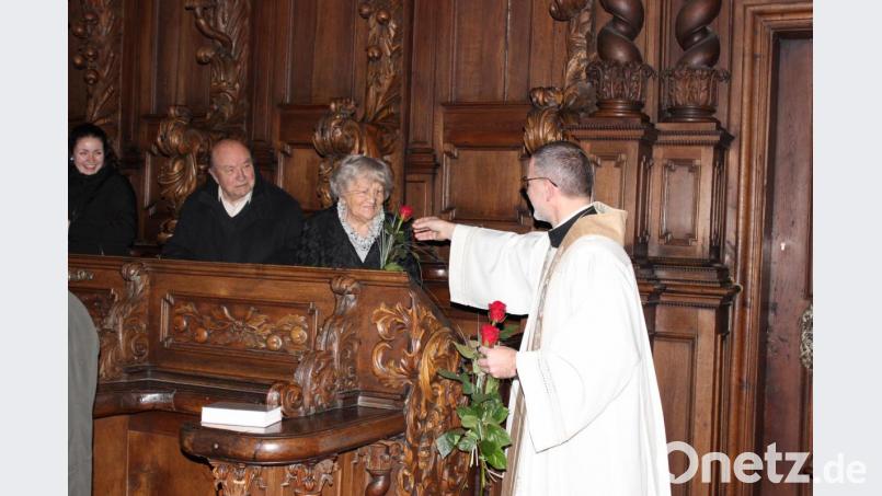 Am Ende der Andacht überreichte Stadtpfarrer Thomas Vogl Rosen an die Paare, darunter auch an Marianne und Kurt Heinzl. Bild: exb