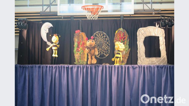 „Welche Biene hat beim Wettbewerb den besten Honig?“ lautete die Frage beim Karfunkel-Figurentheater. Bild: jzk