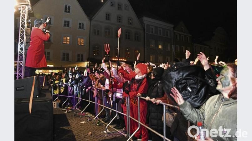 Wo sind eure Hände? Da muss Torsten Donhauser nicht zweimal fragen. Bild: Petra Hartl