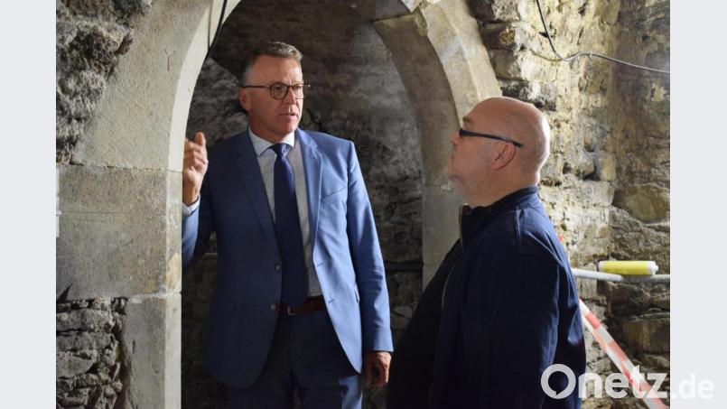 Bei einer Baustellenbegehung verschafft sich Bürgermeister Franz Stahl mit Architekt Peter Brückner einen Überblick über den Fortschritt der Baumaßnahmen im historischen Kellergewölbe der ehemaligen Polizeistation in Tirschenreuth. Bild: szl