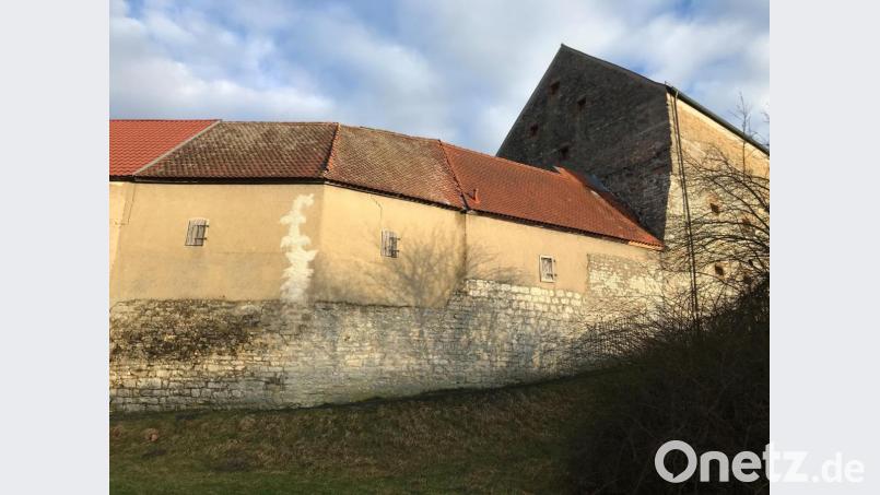 Im Gebäude neben dem großen Zehentkasten soll in der Burg Dagestein der zweite Fluchtweg in Richtung Goaßbergl angelegt werden. Das angrenzende Gebäude hat die Stadt Vilseck vor kurzem erworben. Die Risse in der Außenmauer machen eine aufwändige Sanierung notwendig. Außerdem muss der gesamte Dachstuhl erneuert und neu eingedeckt werden. Bild: e