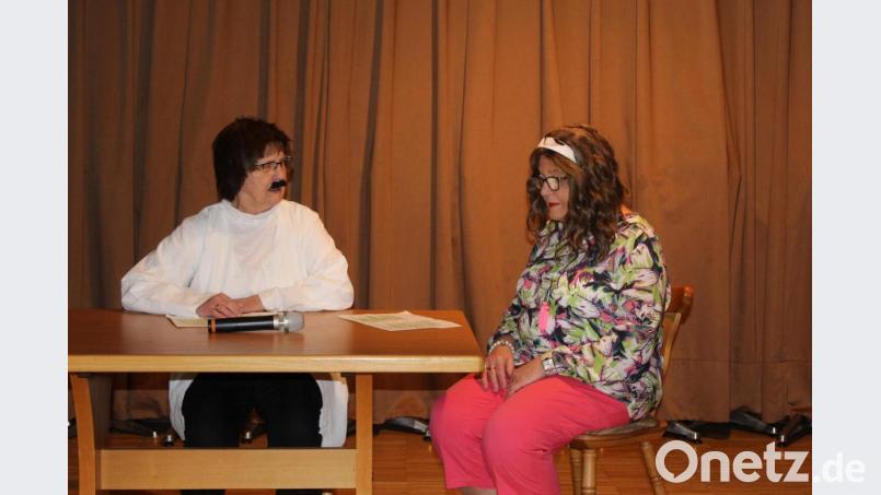 „Professor Christa Schiener“ erklärt dem etwas naiven Mädchen (Marita Kuchenreuther) gewisse Schwierigkeiten beim Thema „Blos ein bisschen". Die Lachmuskeln der Gäste wurden dabei ziemlich beansprucht. Bild: soj