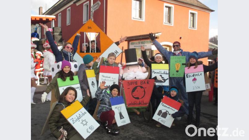 Lustige Gruppen bestimmen das Bild beim Faschingszug Neuhaus. Bild: exb