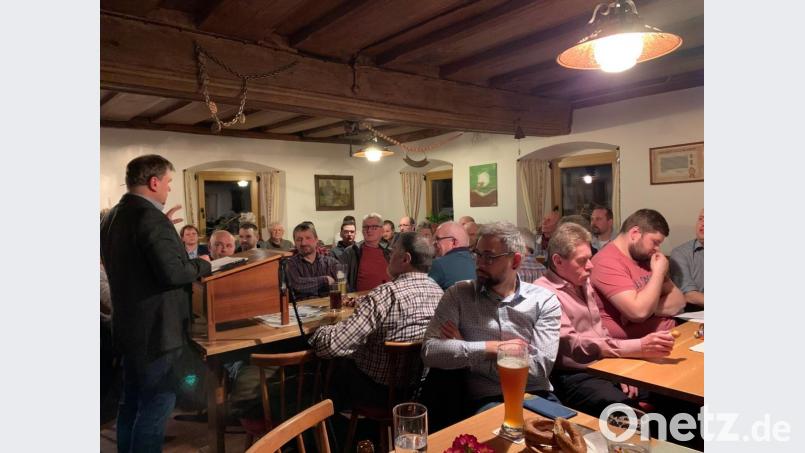 Die Wirtsstube im Gasthaus Rettinger ist voll, als Bürgermeister Karlheinz Budnik über die Ziele der CSU spricht. Bild: Lowak