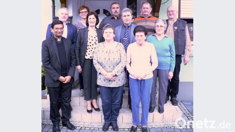 Über die Ehrungen für langjährige Zugehörigkeit freuen sich die anwesenden VdK-Jubilare zusammen mit (von links) Pfarrer Augustin Lobo, Bürgermeister Jürgen Kürzinger, Vorsitzender Helga Friedl (Vierte von links) sowie Kreisvorsitzendem Josef Rewitzer (Fünfter von rechts). Bild: lep