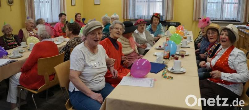 Nicht nur beim Schunkeln kam beim Fasching des Seniorenclubs Stimmung auf. Bild: weu