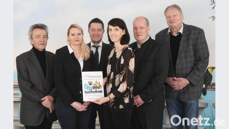 Die Stadtwerke Weiden sowie der Haus- und Grundbesitzerverein Weiden und Umgebung sind künftig Partner in Sachen Energieberatung (von links) Schriftführer Heribert Schrott, Barbara Kick aus der Geschäftsstelle des Haus- und Grundbesitzervereins, Schatzmeister Michael Hösl, Stadtwerke-Vorstand Christine Melischko, Vereinsvorsitzender Lutz Freiherr von Hirschberg sowie Stadtwerke-Vorstandsvorsitzender Johann Riedl . Bild: Gabi Schönberger