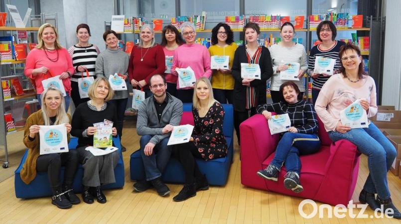 Die Leiterinnen der Weidener Kindertagesstätten habe das neue Lesestart-Set für Zuwandererkinder erhalten. Mit dabei
die stellvertretende Leiterin der Regionalbibliothek Ruth Neumann, Michael Maier vom Bildungsbüro der Stadt Weiden undLeila Smekal von der Fachstelle Kindertagesbetreuung (sitzend Zweite, Dritter und Vierte von links) Bild: Bühner