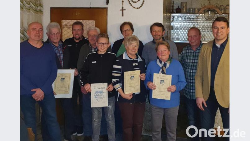 Die Vereinsspitze ehrte langjährige Mitglieder. Unser Bild zeigt (von links) dritten Vorsitzenden Josef Hösl, Johann Lorenz, Udo Braunschläger, Werner Sack, Jakob Baier, Ulrike Bäumler, Franziska Ippisch, Richard Hofmann, Madlen Krause, zweiten Vorsitzenden Günter Nosseck und ersten Vorsitzenden Christian Beer. Bild: exb