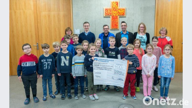 Kinder der Grundschule Plößberg mit ihrer Schulleiterin Irmgard Wittmann (links) und ihrer Stellvertreterin Rita Reitinger (rechts) bedankten sich bei den Spenden-Überbringern (ab hinten Zweite von rechts) Anja Birkner, Michael Haubner (beide JU), Toni Härtl (SV Schönkirch) und Florian Löw (JU) Bild: flt
