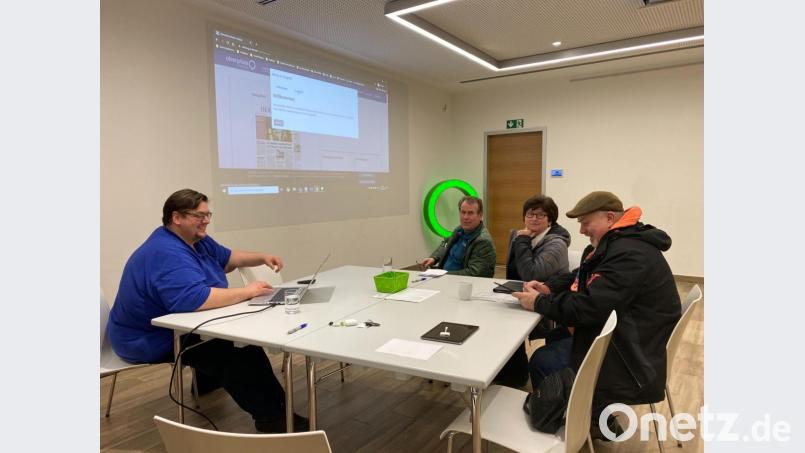 Bei der digitalen Sprechstunde tauschen sich Leser mit Technikexperten von Oberpfalz-Medien wie Peter Müller (links) aus. Bild: Raß, Magdalena