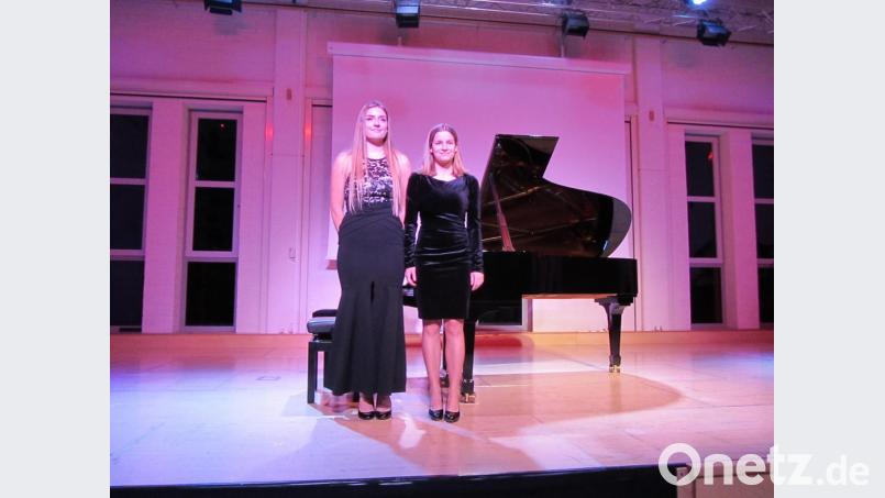 Stella Ulrich und Jana Blum (von links) begeisterten mit einem vierhändigen Klavier-Feuerwerk. Bild: aks