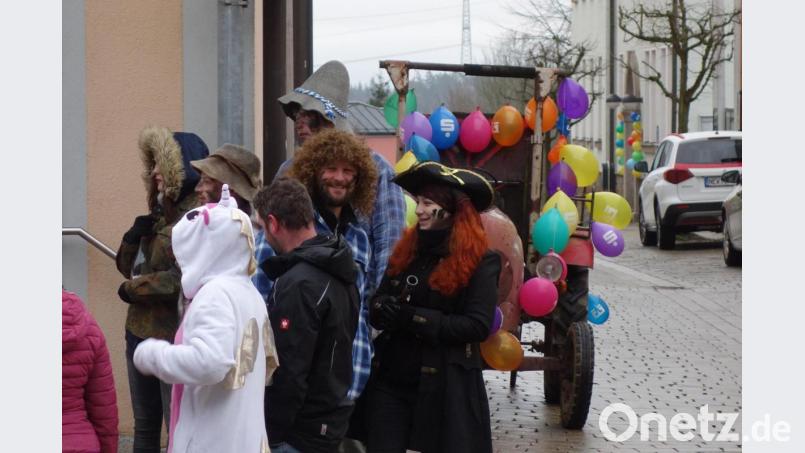 Bunte Luftballons schmücken den Oldtimer-Traktor, der einen historischen Handpflug als Symbol des Ausackerns zieht. Bild: fjo
