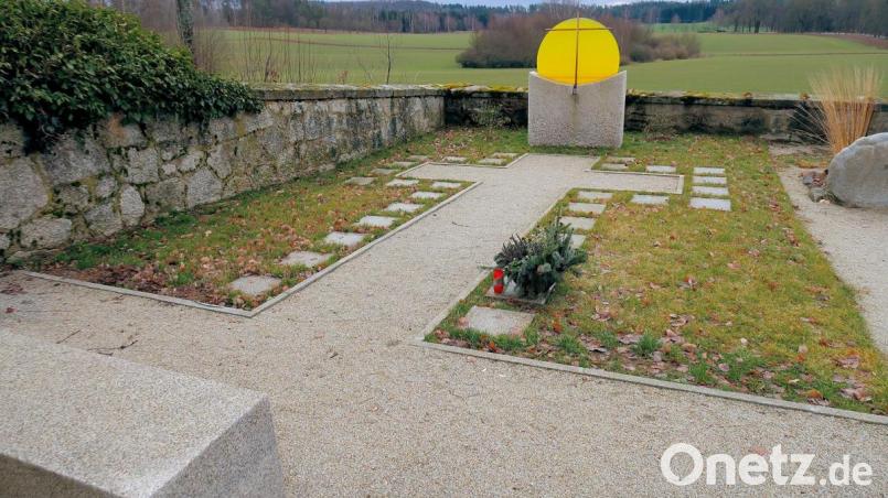 Die Namenstafeln über den 30 Grabplätzen um das Kreuz der Urnenanlage „Licht der Sonne“ müssen mit aufgesetzten Buchstaben beschriftet werden. Das beschloss der Gemeinderat nach intensiver Debatte. Bild: bsc