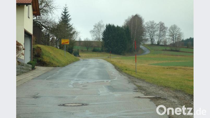 Der auf 6,50 Meter Breite vorgesehene Ausbau der Straße nach Burkhardsrieth liegt auf Eis. Die Stadt Pleystein entschied sich auf Drängen der Regierung für die Sanierung der Straße nach Isgier. Bild: fjo