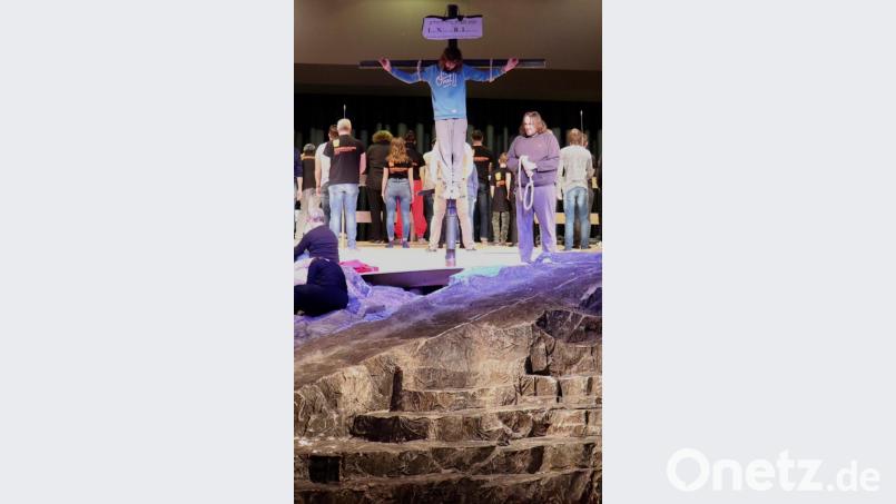Die Frage ob Jesus (Julian Mühlmeier) mit dem Gesicht zum Publikum gekreuzigt wird, ist noch nicht beantwortet. Bild: Mirko Streich/exb