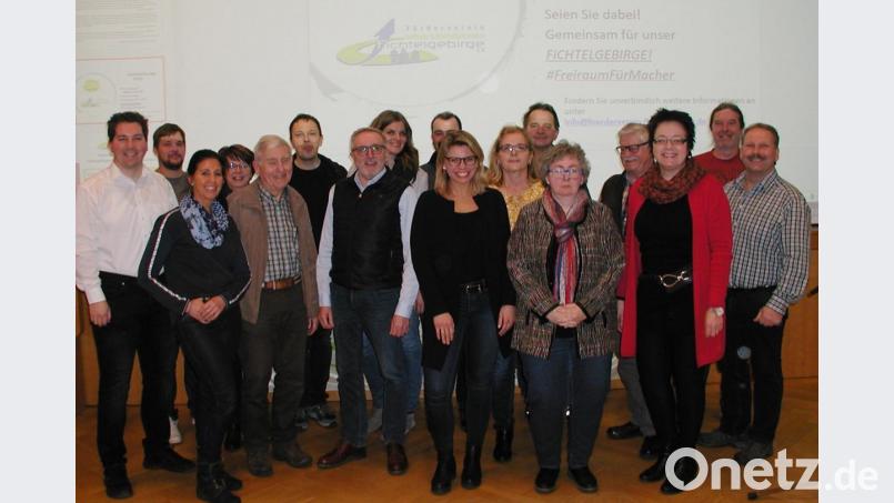 Viele fleißige Hände sind nötig,um die Sommerlounge 2020 zu einem großen grenzüberschreitenden Fest zu machen. Das Kernteam mit der Vorsitzenden des Fördervereins Fichtelgebirge, Sybille Kießling (vorne rechts) Bild: ld