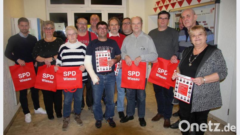 Mit Georg Wurzer (Neunter von links) an der Spitze tritt der SPD-Ortsverein bei der Kommunalwahl am 15. März an. „Leider fand sich kein Bürgermeisterkandidat“, bedauerte Vorsitzender Wurzer beim Wahlinformationsabend im Sportzentrum. Bild: wro