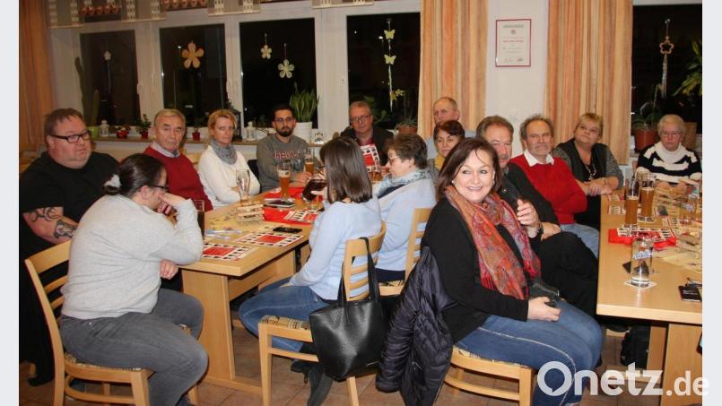 Den Wahlinfoabend des SPD-Ortsvereins Wiesau verfolgten auch Bürgermeister Toni Dutz (hinten, Fünfter von links) sowie die SPD-Bürgermeisterkandidaten aus Fuchsmühl und Mitterteich. Bild: wro