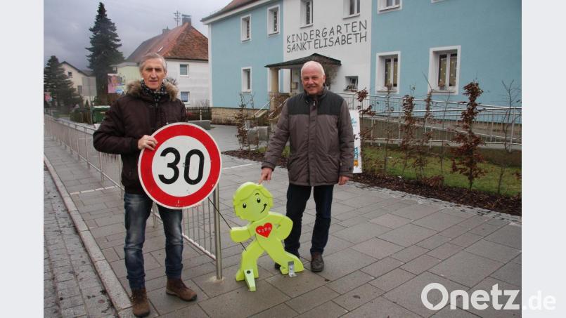 FW-Bürgermeisterkandidat Markus Schäffler (links) und FW-Marktrat Franz Dürrschmidt drängen auf eine sofortige Einführung von Tempo 30 beim Kindergarten. Bild: wro