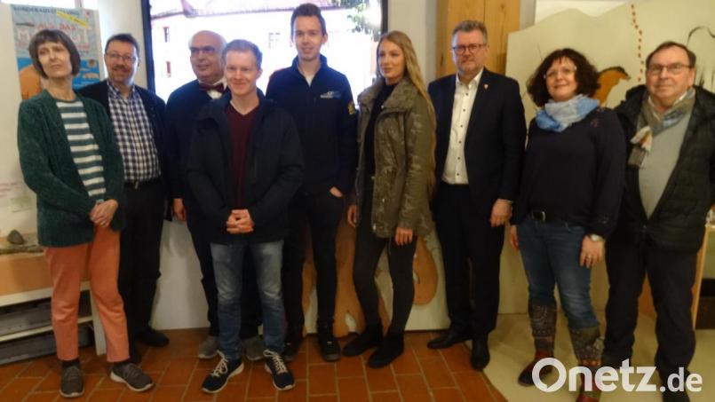Die Studenten Johannes Braun, Stefan Hahn und Jamie Fischer (Vierter bis Sechste von links) haben den Image-Film über das Sulzbach-Rosenberger Stadtmuseum gedreht. Viel Lob bekamen sie bei der Premiere von (von links) Museumsleiterin Edith Zimmermann, Stadtheimatpfleger Markus Lommer und dem OTV-Projektleiter Professor Klaus Grüger sowie (von rechts) dem Vorsitzenden des Museums-Fördervereins Peter Lang, Tanja Weiß vom Stiber-Fähnlein und Bürgermeister Michael Göth. Bild: hka