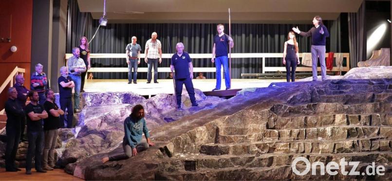 Szene aus dem ersten Probenblock, der vor einigen Wochen zu Ende ging. Der Kunstfelsen, den die Tirschenreuther dem Landestheater Innsbruck abgekauft haben, ist die Bühne für die neue Tirschenreuther Passion. Bild: Mirko Streich/exb