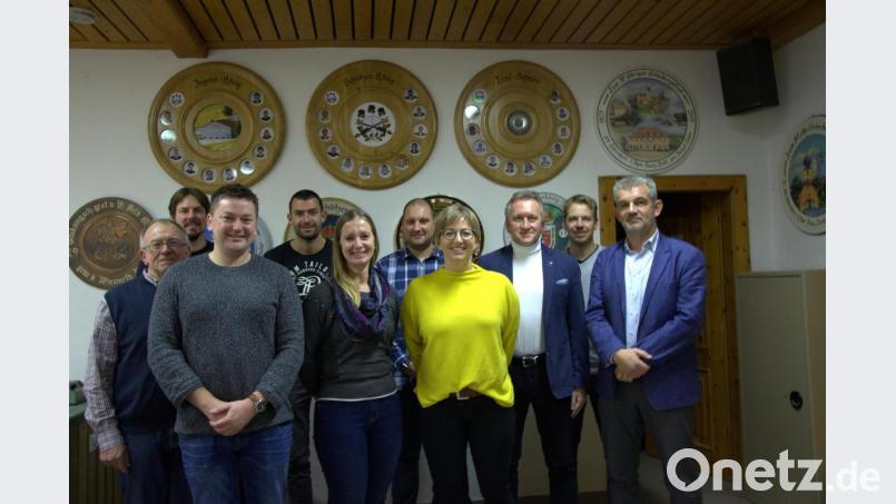 Der für zwei Jahre gewählte Vorstand des Sportvereins Michaelpoppenricht (von links): die Revisoren Josef Lang und Stefan Hüttl, Zweiter Vorsitzender Franz Schubert, Technischer Leiter Mario Rudert, Schriftführerin Sarah Zimmermann, Vorsitzender Sven Schmidt, Dritte Vorsitzende Yvonne Roidl, Kassier Hans Prechtl, Jugendleiter Rainer Schmid und Bürgermeister Roger Hoffmann. Bild: ew