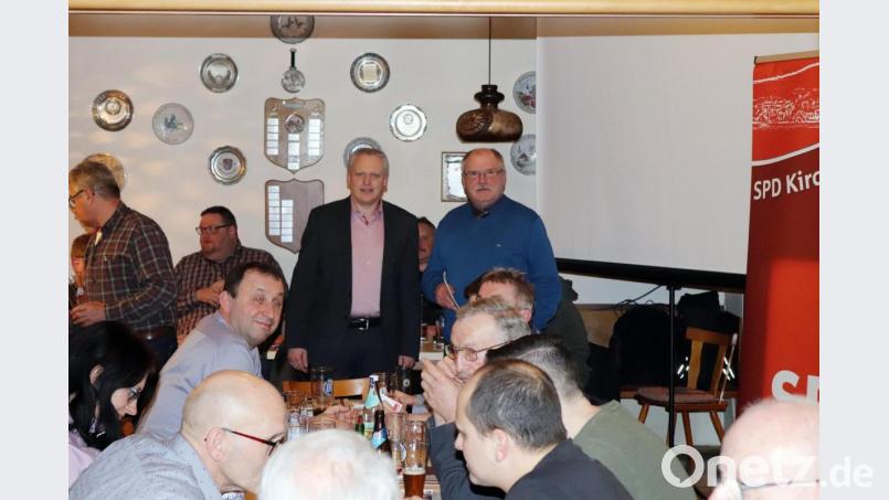 Bürgermeister Jürgen Kürzinger und SPD-Landratskandidat Peter Lehr (stehend, von links) beim Gespräch mit den Bürgern in Thurndorf. Bild: jma