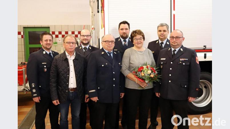 Jürgen Knöfel (Mitte) scheidet nach 49 Jahren aus dem aktiven Dienst der Pressather Feuerwehr aus. Neben anerkennenden Worten für den Ausscheider gibt es auch Blumen für seine Frau Maria. Mit im Bild sind (von links) Kommandant Andreas Kneidl, Bürgermeister Werner Walberer, Kreisbrandrat Marco Saller, stellvertretender Kommandant Andreas Argauer, Kreisbrandinspektor Wolfgang Schwarz und Kreisbrandmeister Jürgen Haider. Bild: jma