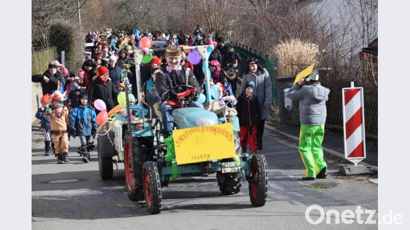 Mit lauter Musik geht es durch die Straßen von Parkstein. Bild: fz