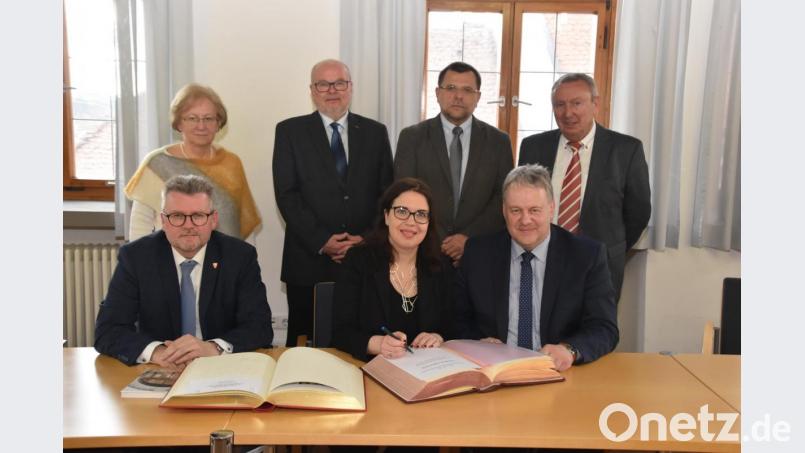 Gerne trug sich Generalkonsulin Sandra Simovich in die Goldenen Bücher der Stadt und des Landkreises ein. Über ihren Besuch freuten sich Bürgermeister Michael Göth (vorne, links). Landrat Richard Reisinger (vorne, rechts) sowie (hinten, von links) Marga Klameth, Dritter Bürgermeister Hans-Jürgen Reitzenstein, Zweiter Bürgermeister Günter Koller und Achim Bender. Bild: oy