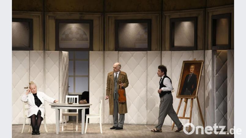 Lang anhaltenden Beifall gab es am Stadttheater Amberg für die gelungene Inszenierung „Die Physiker“. Bild: Petra Hartl