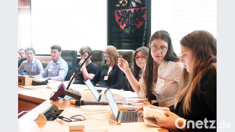 Im Planspiel stellen die Schülerinnen und Schüler den Bundestag nach. Bild: Gabi Schönberger