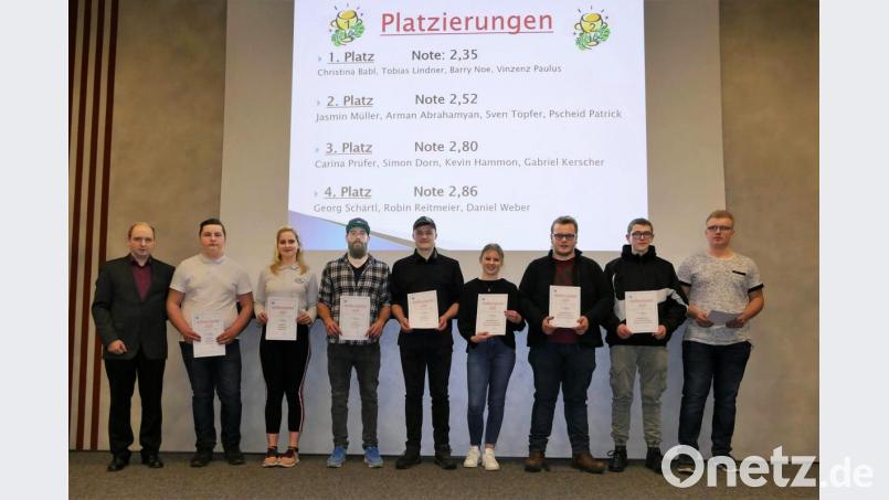 Die Preisträger des Brühwurstpokals mit Fachoberlehrer Bernd Roth. Bild: wbe
