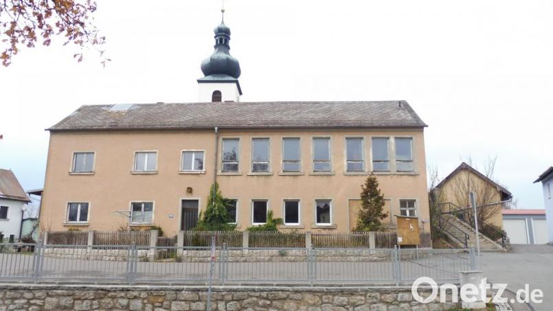 Der Verkauf des alten Schulhauses samt ehemaligem Feuerwehrhaus schlägt im Wahlkampf Wellen. Bild: Lowak