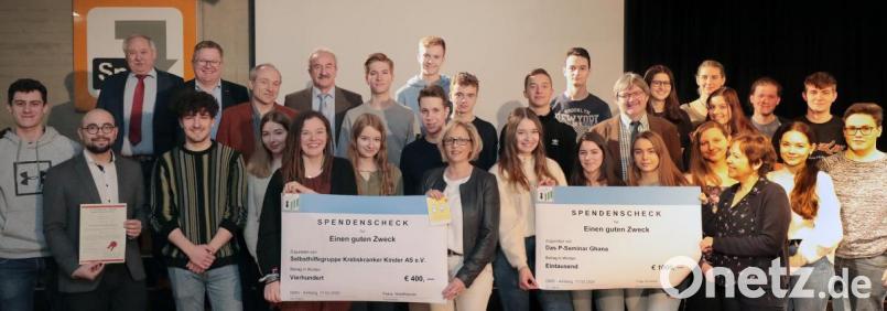 Für das P-Seminar Escape Room gibt es nicht nur einen Preis. Mit ihren Einnahmen unterstützen die Schüler auch noch zwei andere Projekte. 400 Euro überreichen sie an die Selbsthilfegruppe Krebskranker Kinder Amberg-Sulzbach und 1000 Euro an ein anderes P-Seminar, das ein Waisenhaus in Ghana unterstützt. Bild: Wolfgang Steinbacher